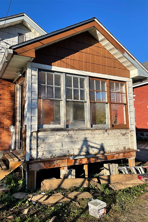 photo of front of house before new porch is built