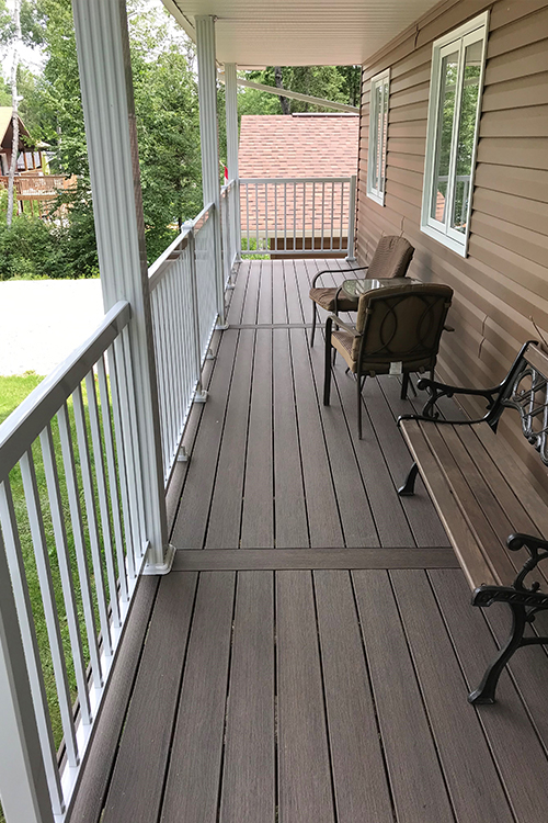 photo of completed deck and railing by complete carpentry