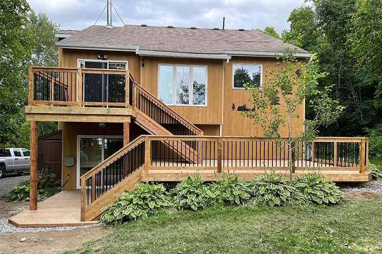photo of two level deck by complete carpentry